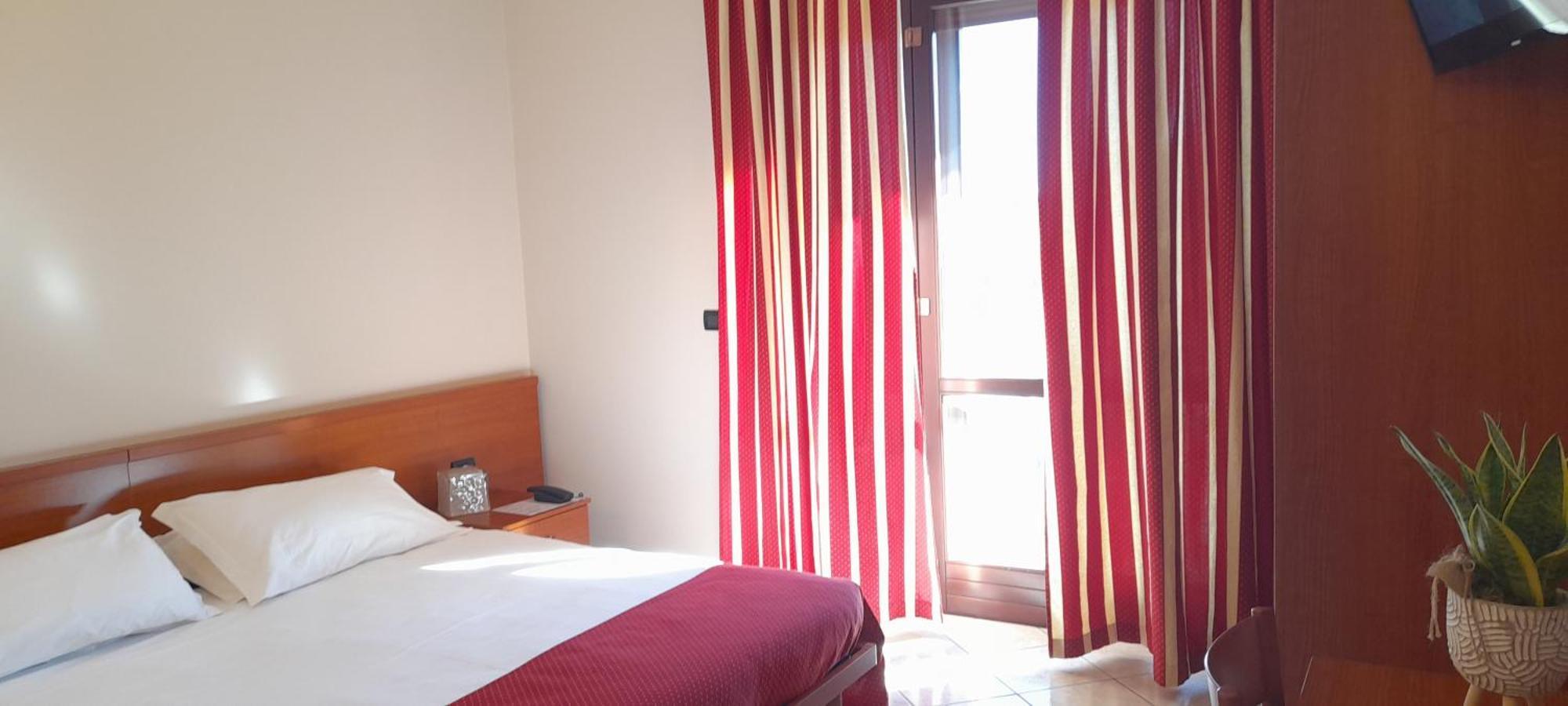 Hotel Ceretto Busca Eksteriør bilde